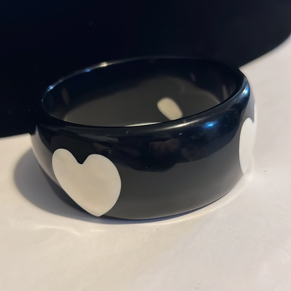 Vintage black and white heart bangle 2 1/2 inches in diameter - Picture 3 of 5